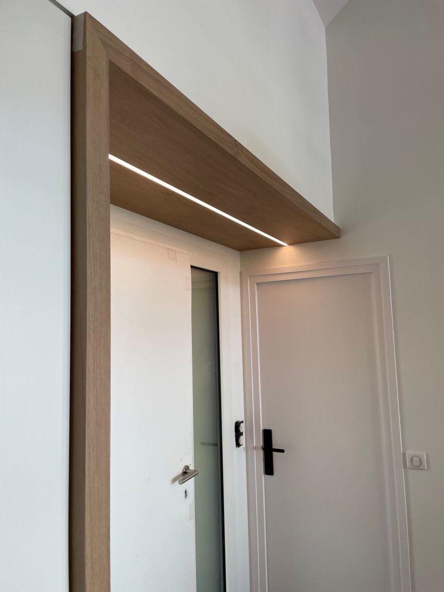 Luminaire led dans un encadrement de porte